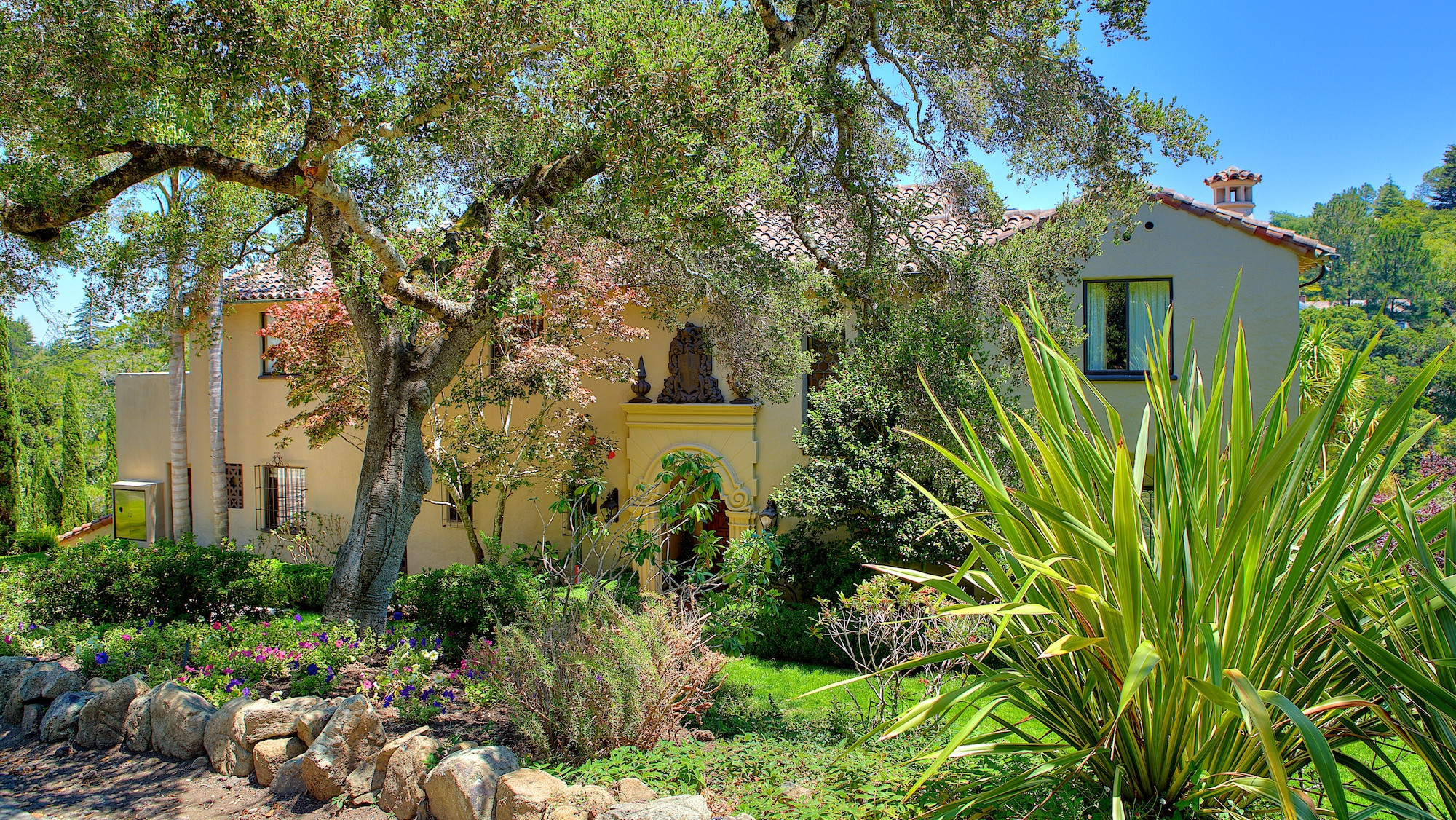 Beautiful home in the Hillsborough Knolls neighborhood in Hillsborough, CA